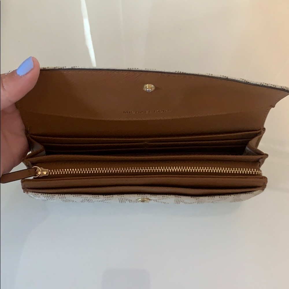 Michael Kors Wallet - Picture 7 of 8